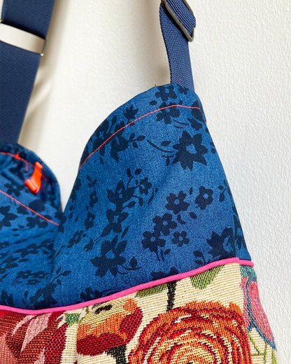 unieke, handgemaakte en stijlvolle crossbody bag van PIEKS creations met bloemenpatroon - zijkant