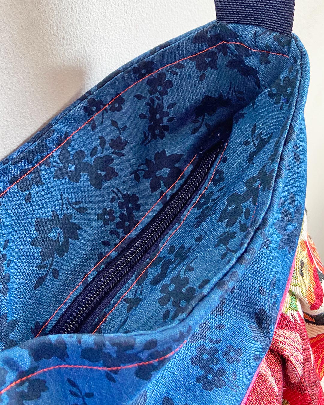 unieke, handgemaakte en stijlvolle crossbody bag van PIEKS creations met bloemenpatroon - rits