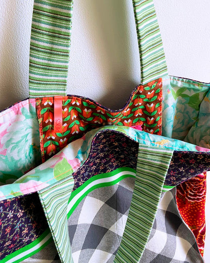 unieke, handgemaakte en stevige boodschappentas van PIEKS creations met grijs en wit ruitpatroon - magnetische sluiting