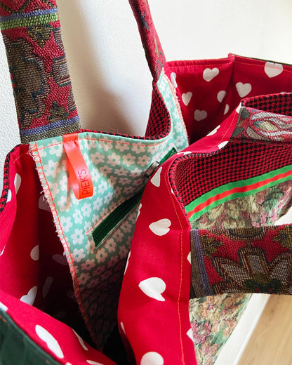 unieke, handgemaakte en stevige boodschappentas van PIEKS creations vintage stoffen met bloemen - magneetsluiting