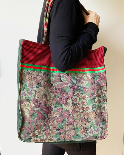 unieke, handgemaakte en stevige boodschappentas van PIEKS creations vintage stoffen met bloemen - model