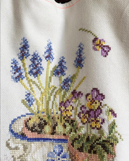 unieke, handgemaakte en stevige boodschappentas van PIEKS creations met geborduurd stilleven - detail borduursel