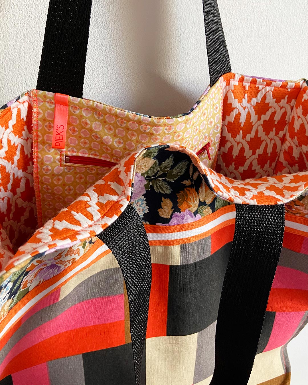 unieke, handgemaakte en stevige boodschappentas van PIEKS creations met grafische blokken en bloemen - magneetsluiting