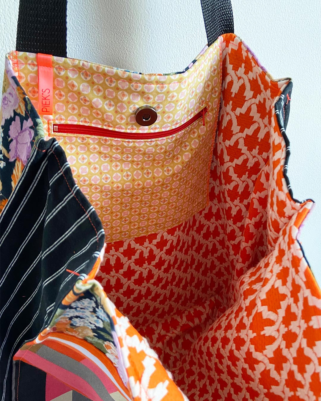 unieke, handgemaakte en stevige boodschappentas van PIEKS creations met grafische blokken en bloemen - binnenkant