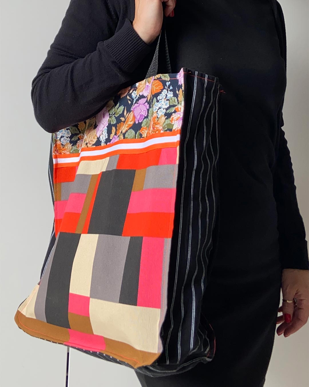 unieke, handgemaakte en stevige boodschappentas van PIEKS creations met grafische blokken en bloemen - model