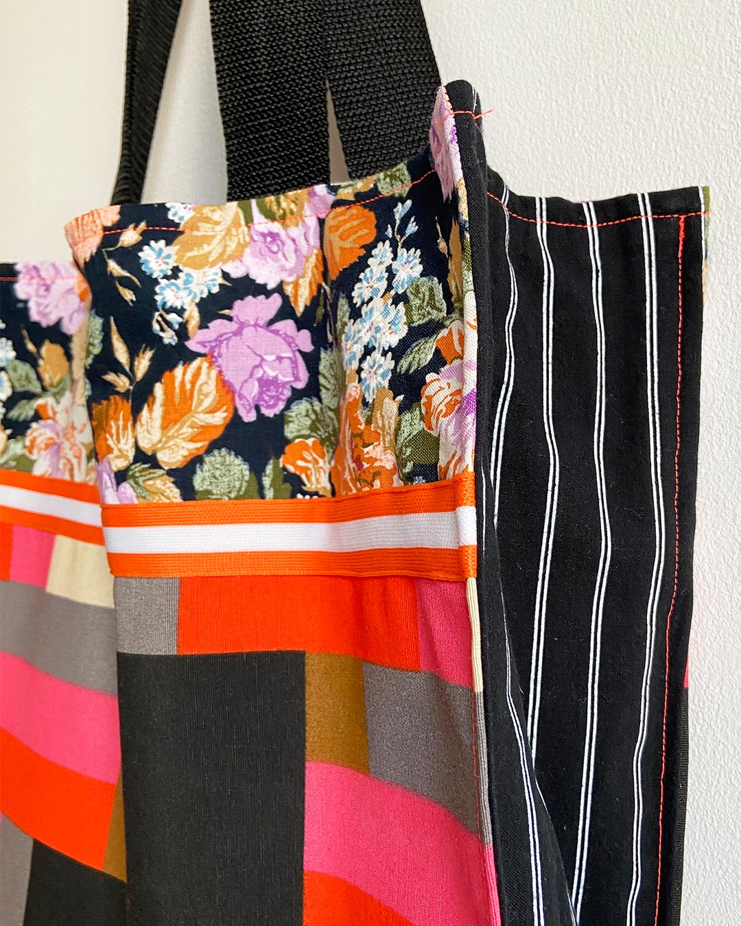 unieke, handgemaakte en stevige boodschappentas van PIEKS creations met grafische blokken en bloemen - zijkant