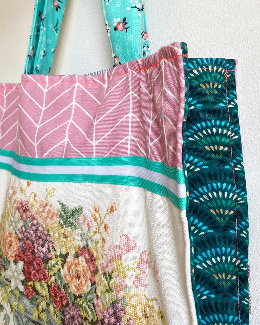 unieke, handgemaakte en stevige boodschappentas van PIEKS creations met geborduurd stilleven in pastelkleuren - zijkant
