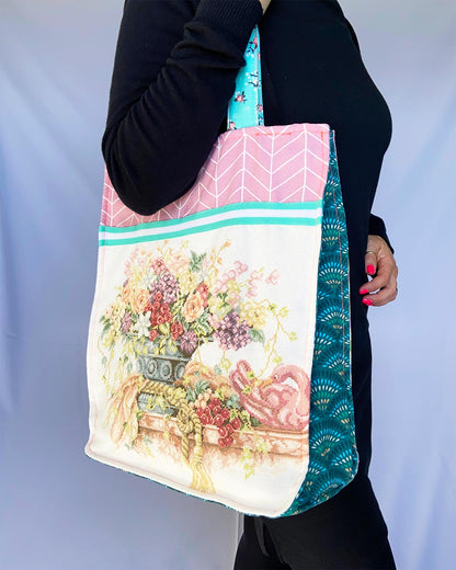 unieke, handgemaakte en stevige boodschappentas van PIEKS creations met geborduurd stilleven in pastelkleuren - model