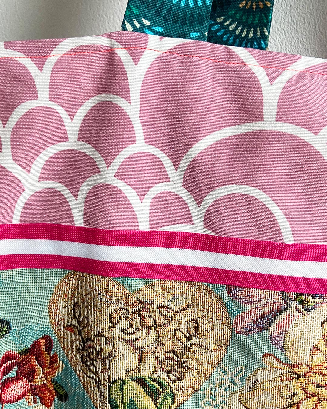 unieke, handgemaakte en stevige boodschappentas van PIEKS creations met romantische bloemen en kleuren - buitenkant detail