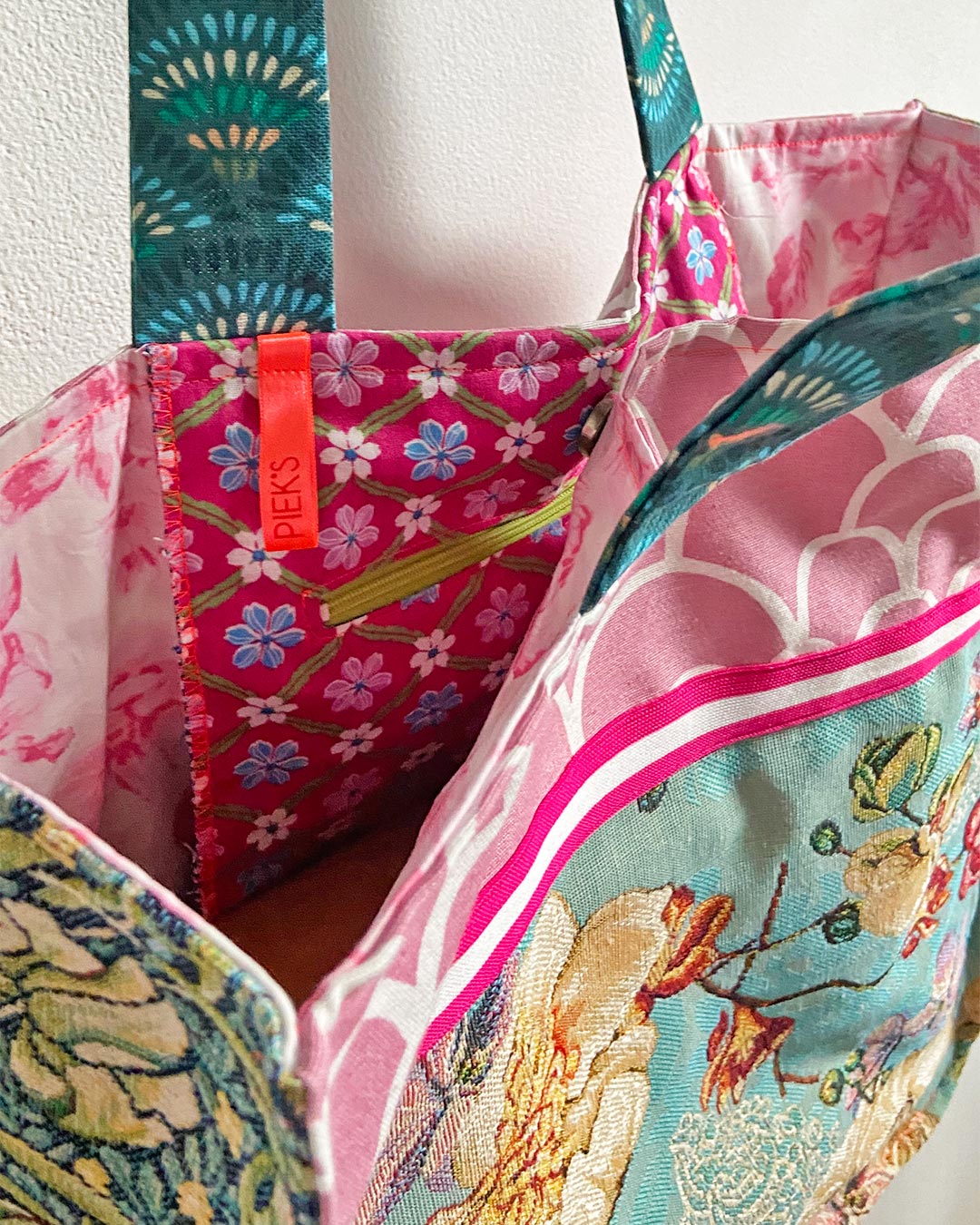 unieke, handgemaakte en stevige boodschappentas van PIEKS creations met romantische bloemen en kleuren - magneetsluiting