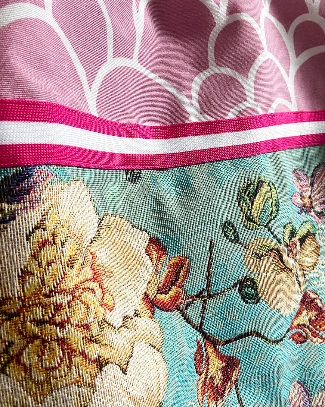 unieke, handgemaakte en stevige boodschappentas van PIEKS creations met romantische bloemen en kleuren - detail sierband