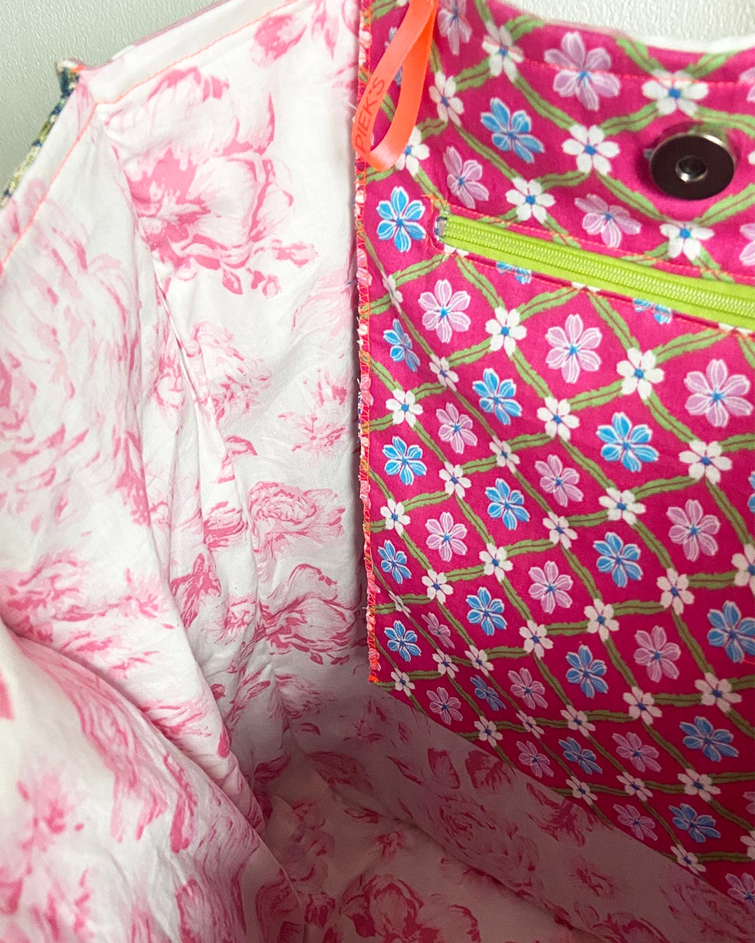 unieke, handgemaakte en stevige boodschappentas van PIEKS creations met romantische bloemen en kleuren - binnenkant detail
