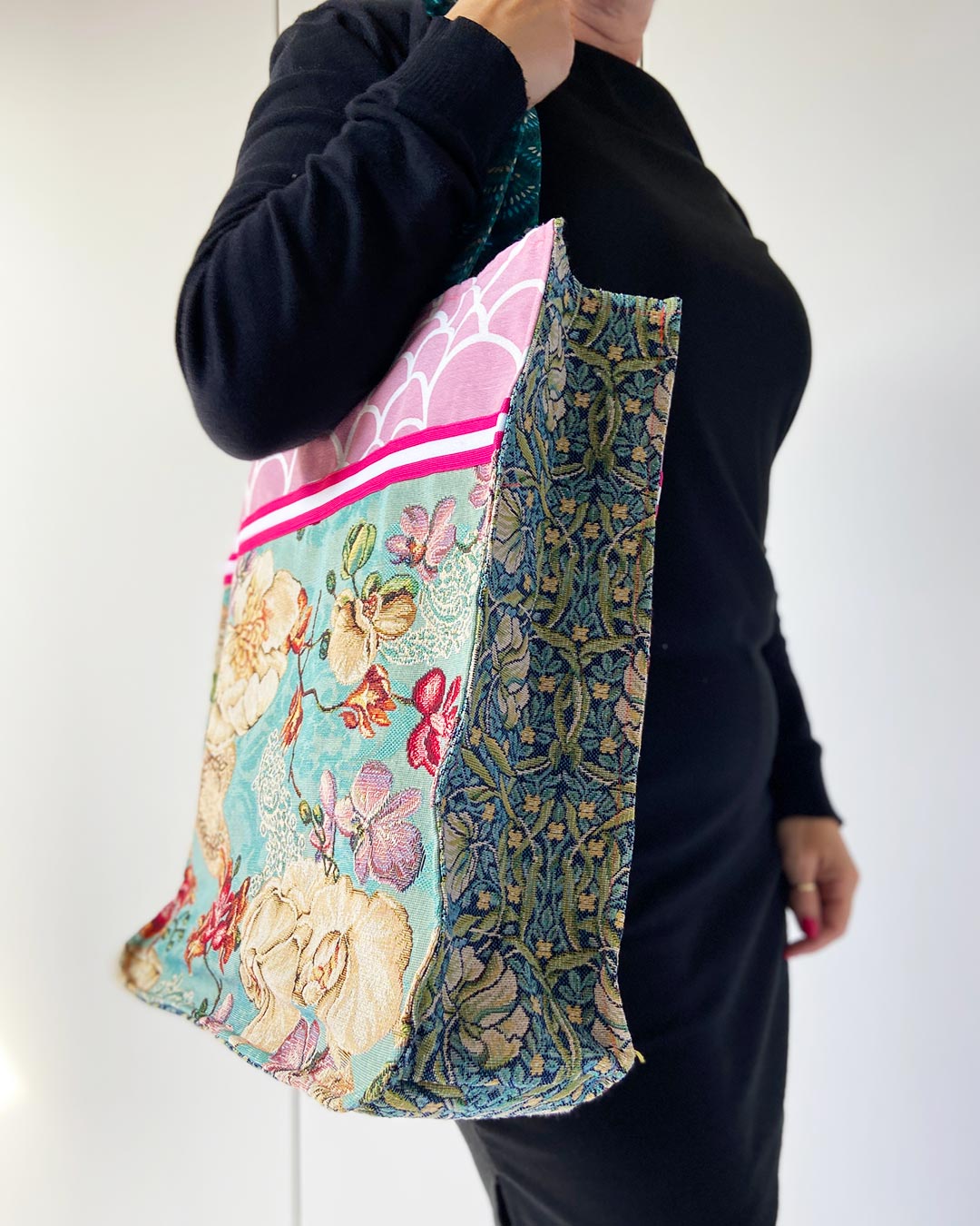 unieke, handgemaakte en stevige boodschappentas van PIEKS creations met romantische bloemen en kleuren - model