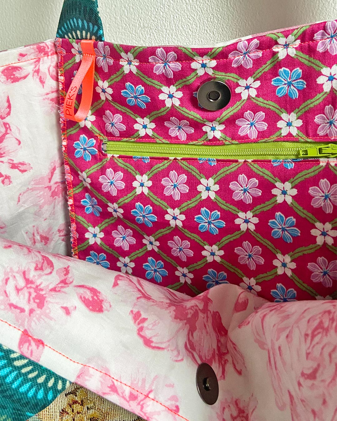unieke, handgemaakte en stevige boodschappentas van PIEKS creations met romantische bloemen en kleuren - binnenvakje