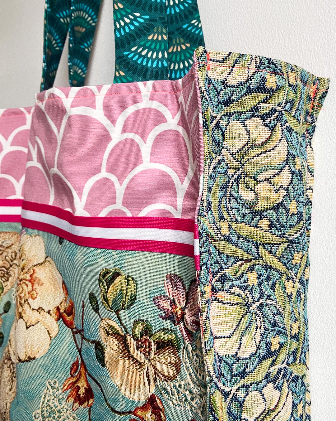 unieke, handgemaakte en stevige boodschappentas van PIEKS creations met romantische bloemen en kleuren - zijkant