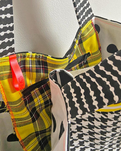 unieke, handgemaakte en stevige boodschappentas van PIEKS creations in zwart wit met geel accent - magneetsluiting