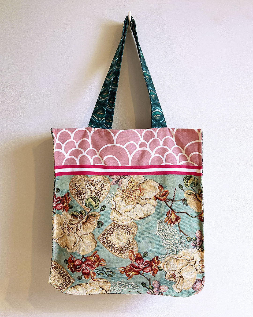 unieke, handgemaakte en stevige boodschappentas van PIEKS creations met romantische bloemen en kleuren - achterkant