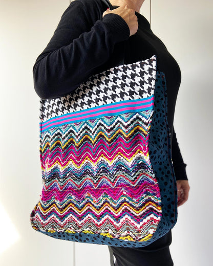 unieke, handgemaakte en stevige boodschappentas van PIEKS creations van wollen stoffen in veel kleuren - model