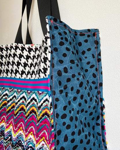 unieke, handgemaakte en stevige boodschappentas van PIEKS creations van wollen stoffen in veel kleuren - zijkant