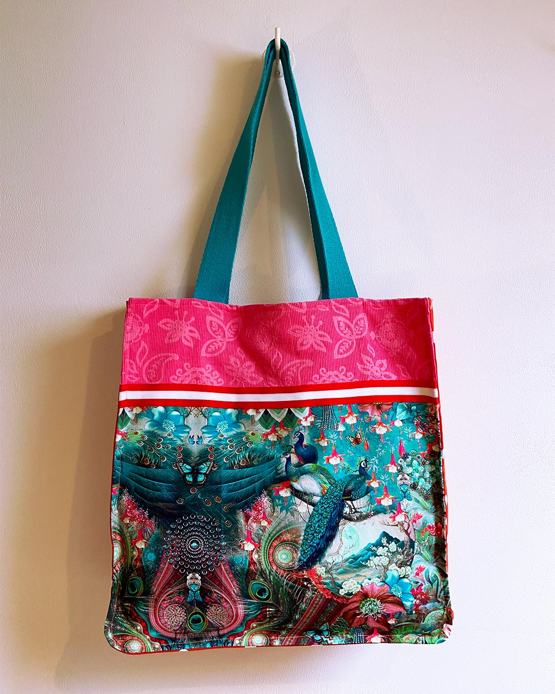 unieke, handgemaakte en stevige boodschappentas van PIEKS creations met pauwen print - Back