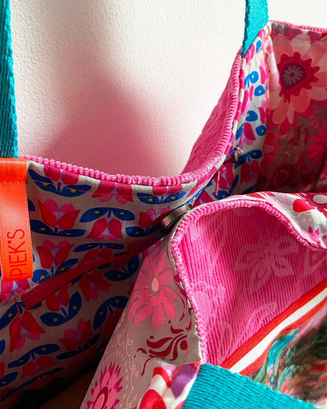 unieke, handgemaakte en stevige boodschappentas van PIEKS creations met pauwen print in roze en blauw - Closure