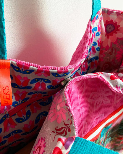 unieke, handgemaakte en stevige boodschappentas van PIEKS creations met pauwen print in roze en blauw - Closure