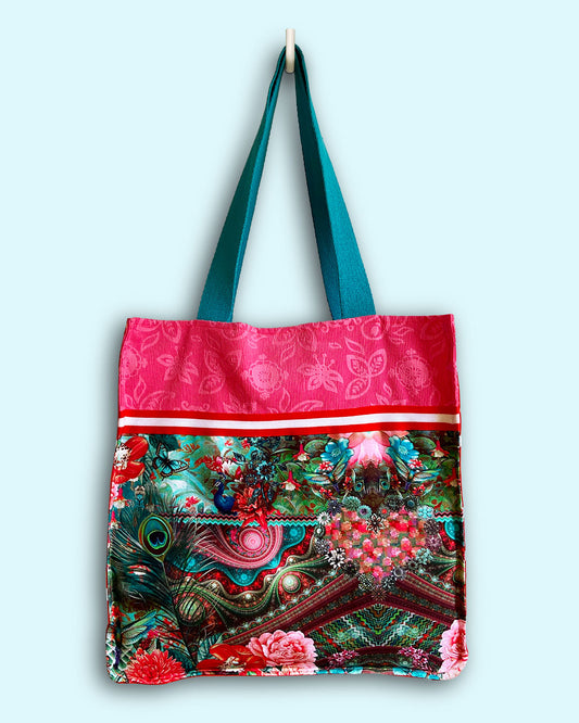 unieke, handgemaakte en stevige boodschappentas van PIEKS creations met pauwen print in roze en blauw - Front