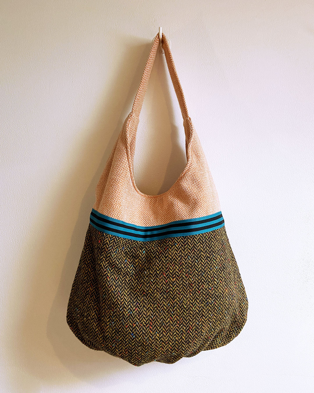 unieke, handgemaakte en kleurrijke hobobag van PIEKS creations in zachte wollen stoffen in oranje bruin en petrol - achterkant