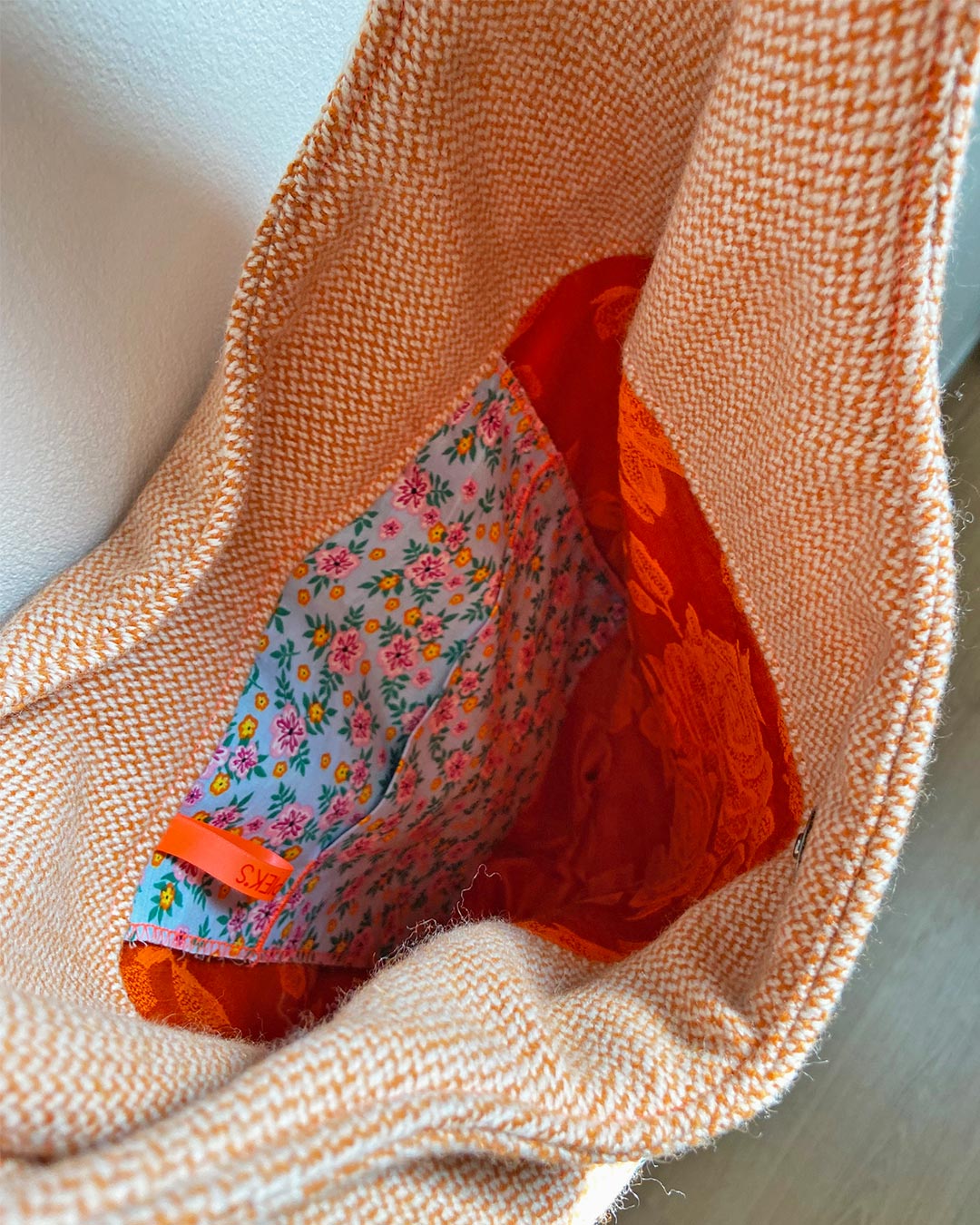 unieke, handgemaakte en kleurrijke hobobag van PIEKS creations in zachte wollen stoffen in oranje bruin en petrol - oranje binnenkant