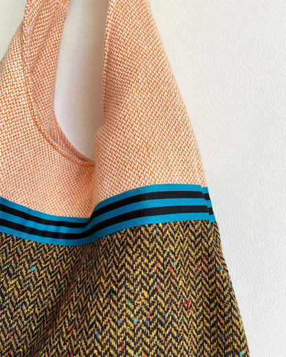 unieke, handgemaakte en kleurrijke hobobag van PIEKS creations in zachte wollen stoffen in oranje bruin en petrol - zijkant
