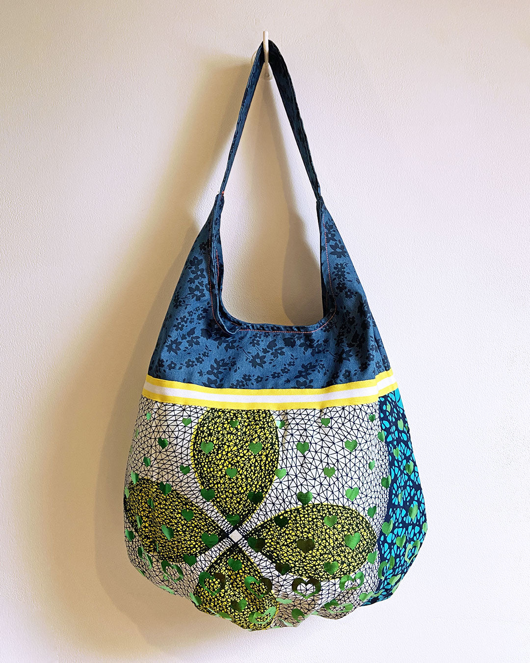 unieke, handgemaakte en kleurrijke hobobag van PIEKS creations met groene metallic hartjes - achterkant