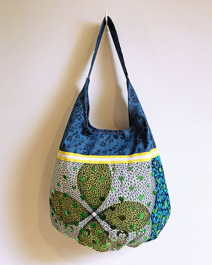 unieke, handgemaakte en kleurrijke hobobag van PIEKS creations met groene metallic hartjes - achterkant