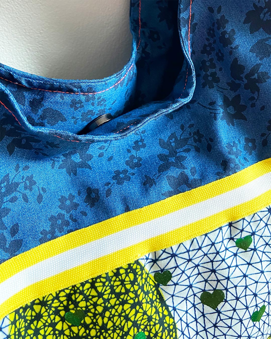 unieke, handgemaakte en kleurrijke hobobag van PIEKS creations met groene metallic hartjes - magneetsluiting