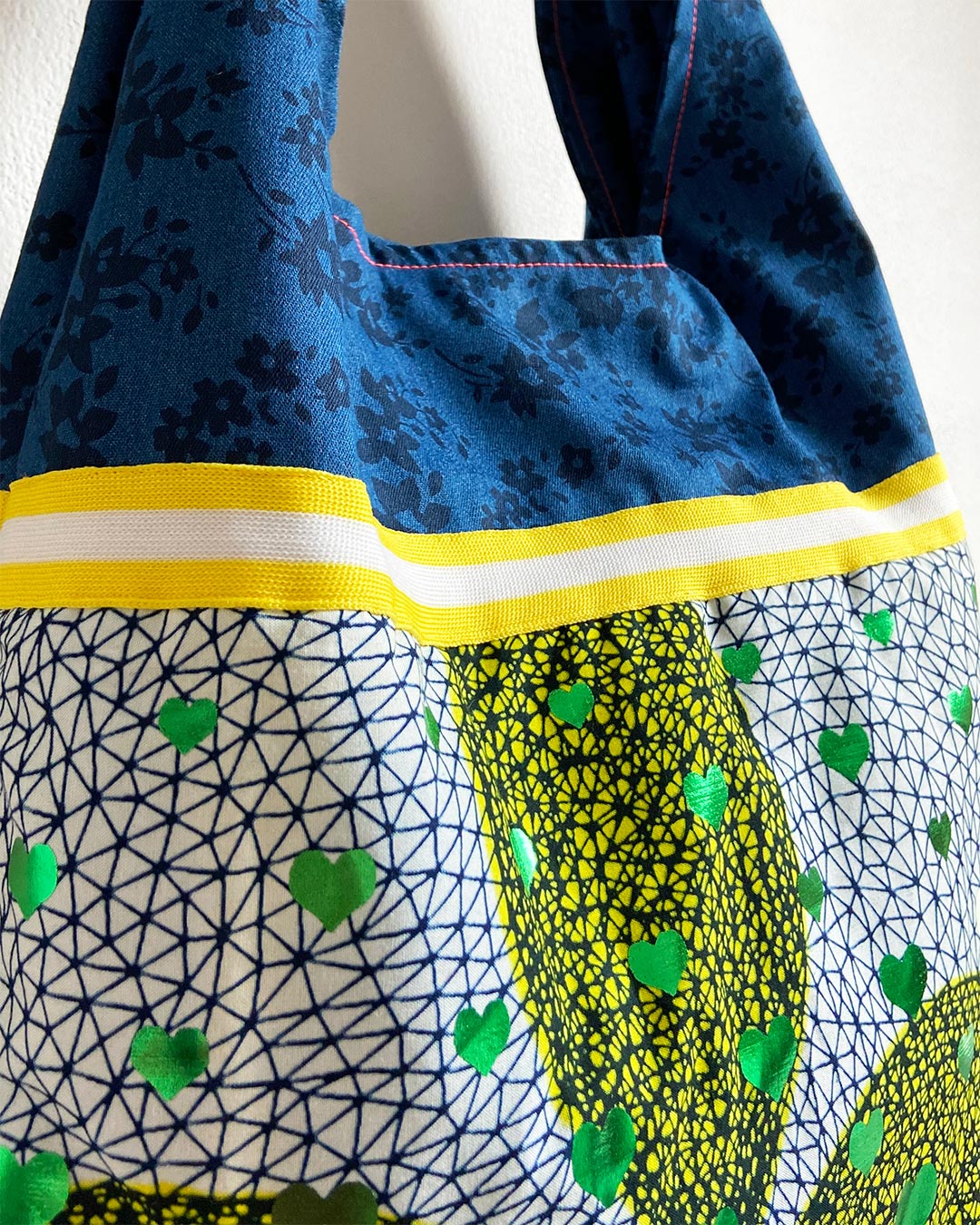 unieke, handgemaakte en kleurrijke hobobag van PIEKS creations met groene metallic hartjes - detail buitenkant