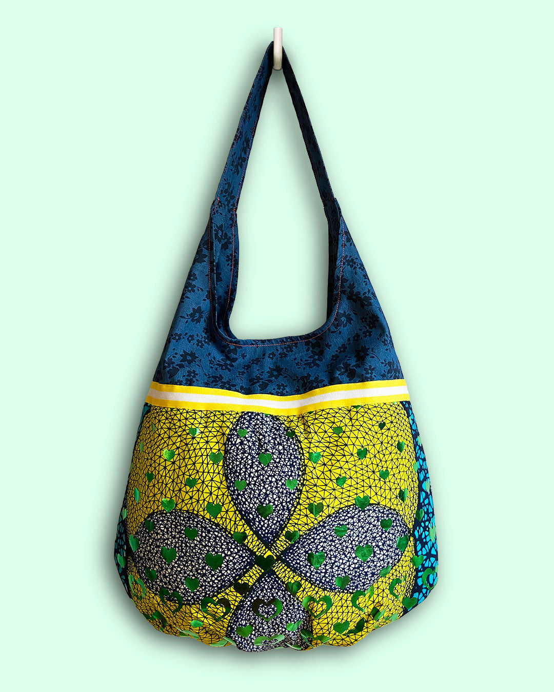 unieke, handgemaakte en kleurrijke hobobag van PIEKS creations met groene metallic hartjes - voorkant