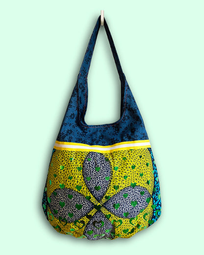 unieke, handgemaakte en kleurrijke hobobag van PIEKS creations met groene metallic hartjes - voorkant