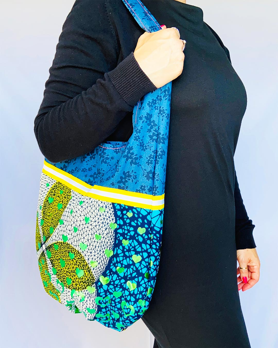 unieke, handgemaakte en kleurrijke hobobag van PIEKS creations met groene metallic hartjes - model