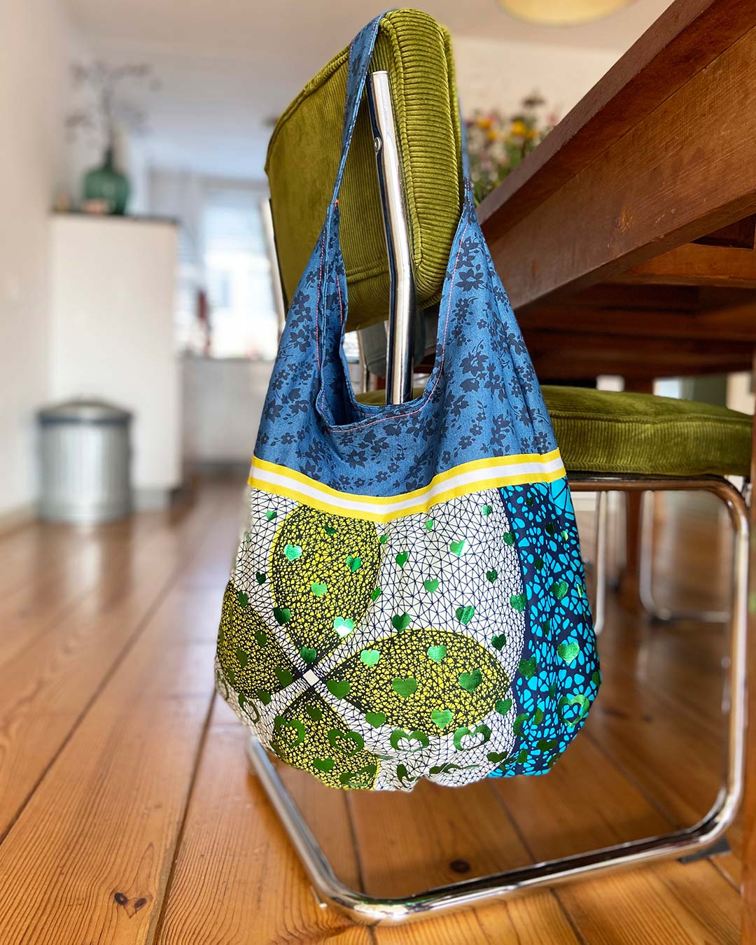 unieke, handgemaakte en kleurrijke hobobag van PIEKS creations met groene metallic hartjes - sfeerfoto