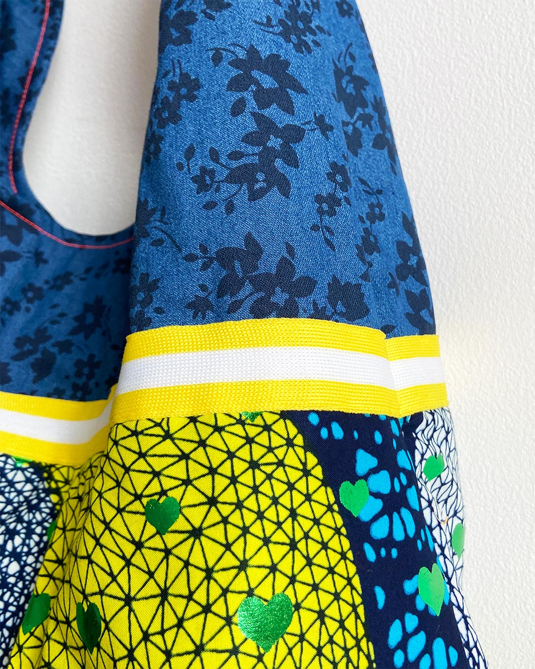 unieke, handgemaakte en kleurrijke hobobag van PIEKS creations met groene metallic hartjes - zijkant