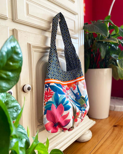 unieke, handgemaakte en kleurrijke hobobag van PIEKS creations met zomerse print van bloemen en papagaaien - sfeerfoto