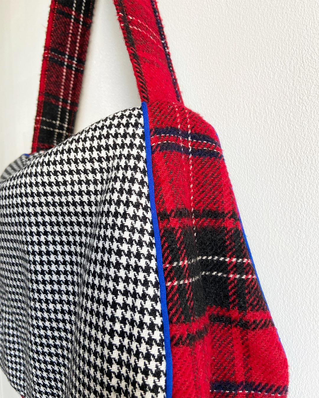 unieke, handgemaakte en stijlvolle schoudertas van PIEKS creations in zachte wollen stoffen met schotse ruit - zijkant