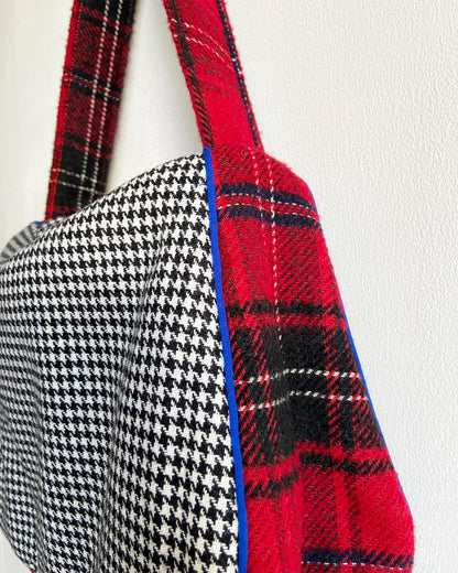 unieke, handgemaakte en stijlvolle schoudertas van PIEKS creations in zachte wollen stoffen met schotse ruit - zijkant