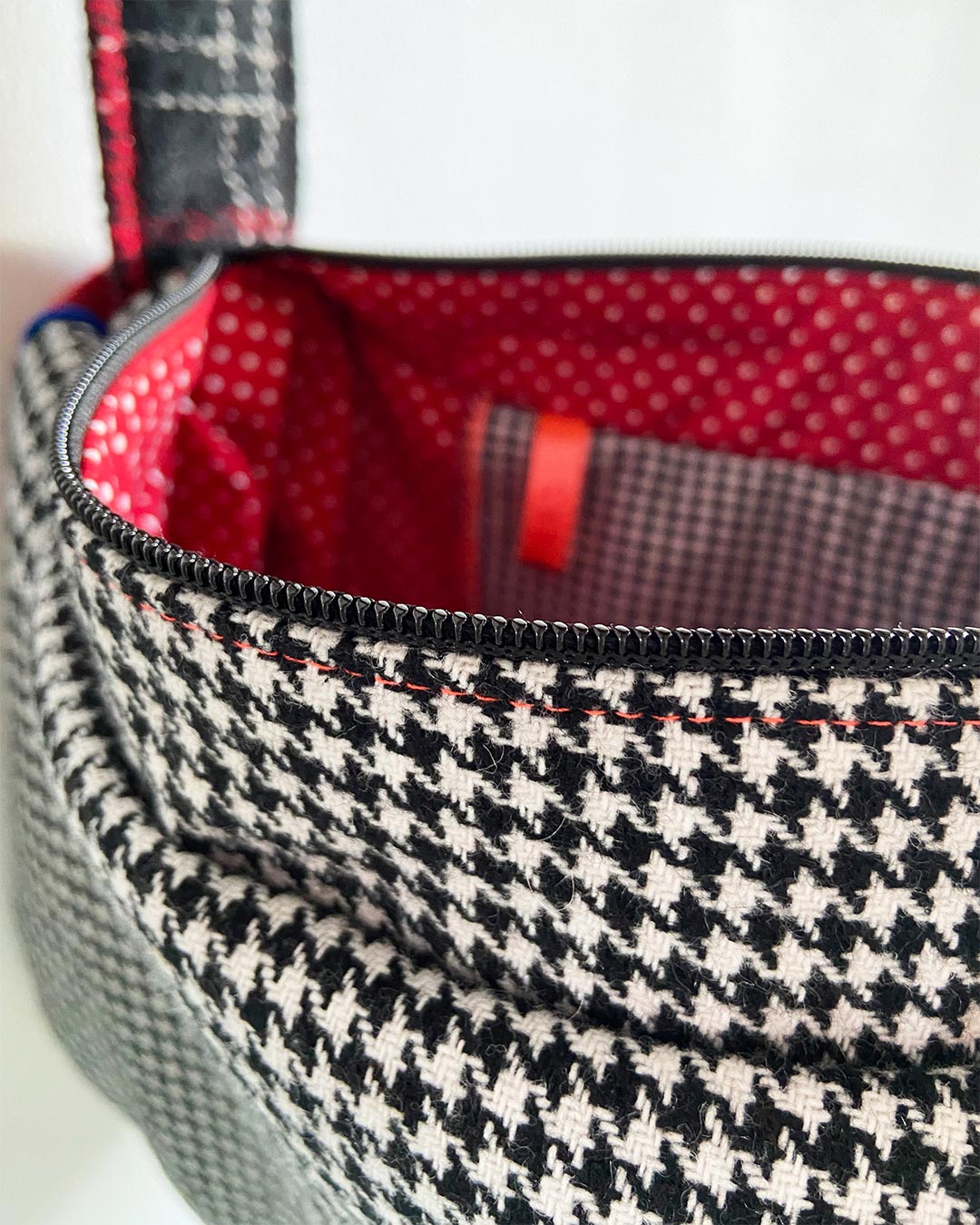 unieke, handgemaakte en stijlvolle schoudertas van PIEKS creations in zachte wollen stoffen met schotse ruit - close up