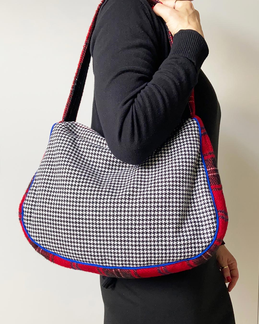 unieke, handgemaakte en stijlvolle schoudertas van PIEKS creations in zachte wollen stoffen met schotse ruit - model