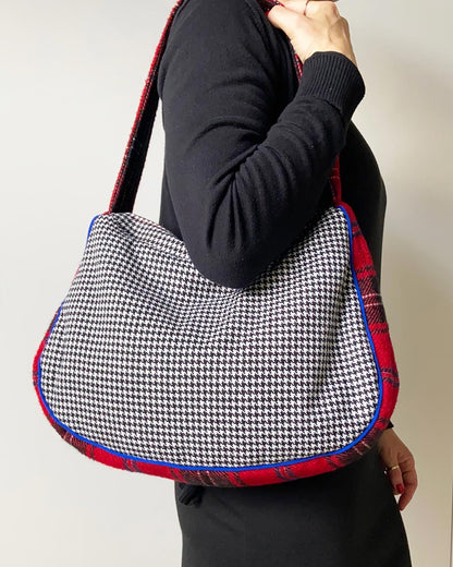 unieke, handgemaakte en stijlvolle schoudertas van PIEKS creations in zachte wollen stoffen met schotse ruit - model