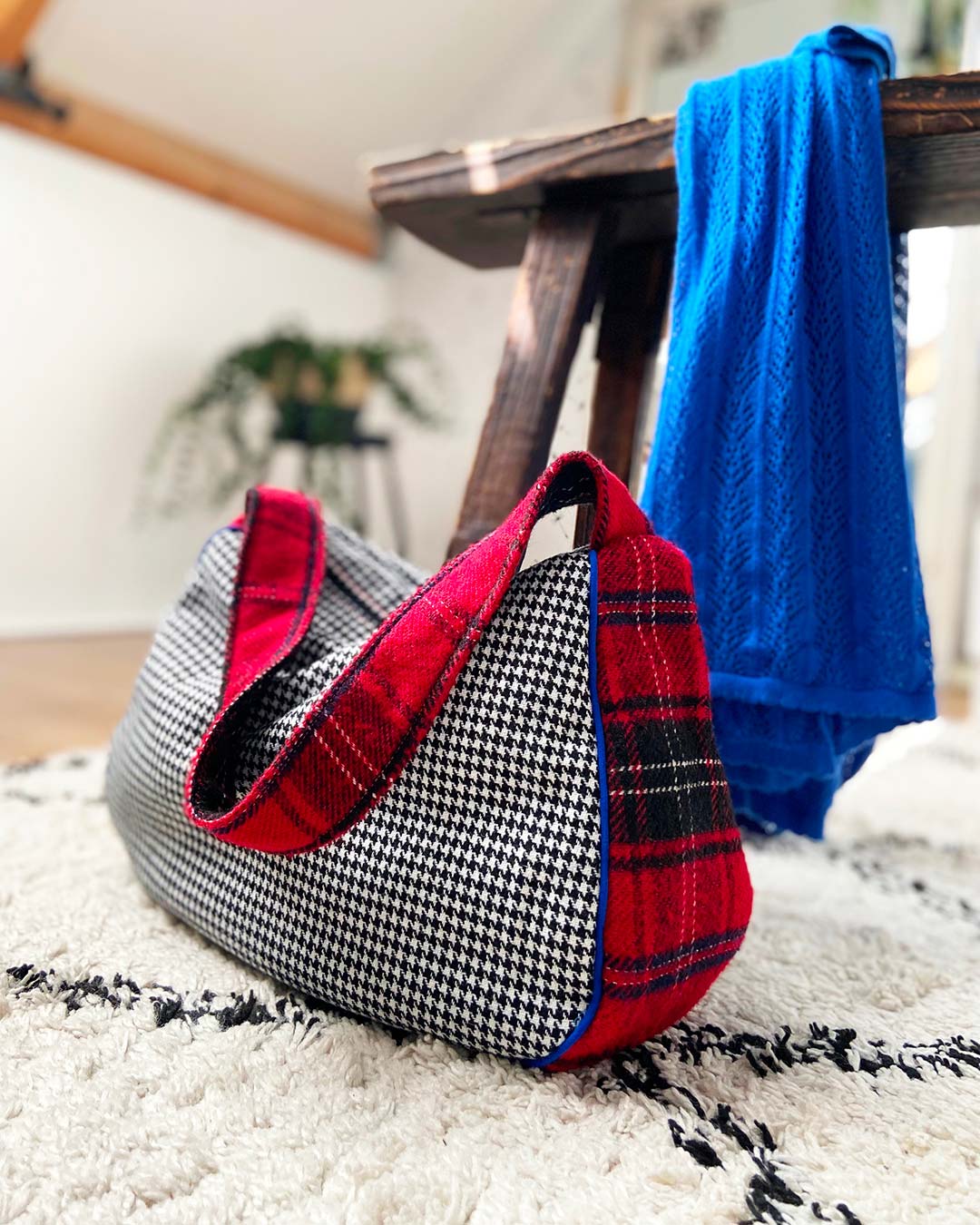 unieke, handgemaakte en stijlvolle schoudertas van PIEKS creations in zachte wollen stoffen met schotse ruit - sfeerfoto