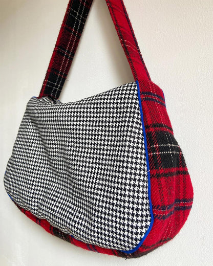 unieke, handgemaakte en stijlvolle schoudertas van PIEKS creations in zachte wollen stoffen met schotse ruit - zijkant