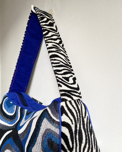 unieke, handgemaakte en stijlvolle schoudertas van PIEKS creations met grafisch patroon in zwart, wit en blauw en zebraprint aan de zijkant - close up