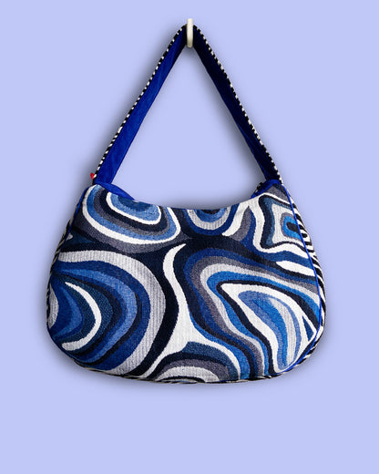 unieke, handgemaakte en stijlvolle schoudertas van PIEKS creations met grafisch patroon in zwart, wit en blauw - voorkant
