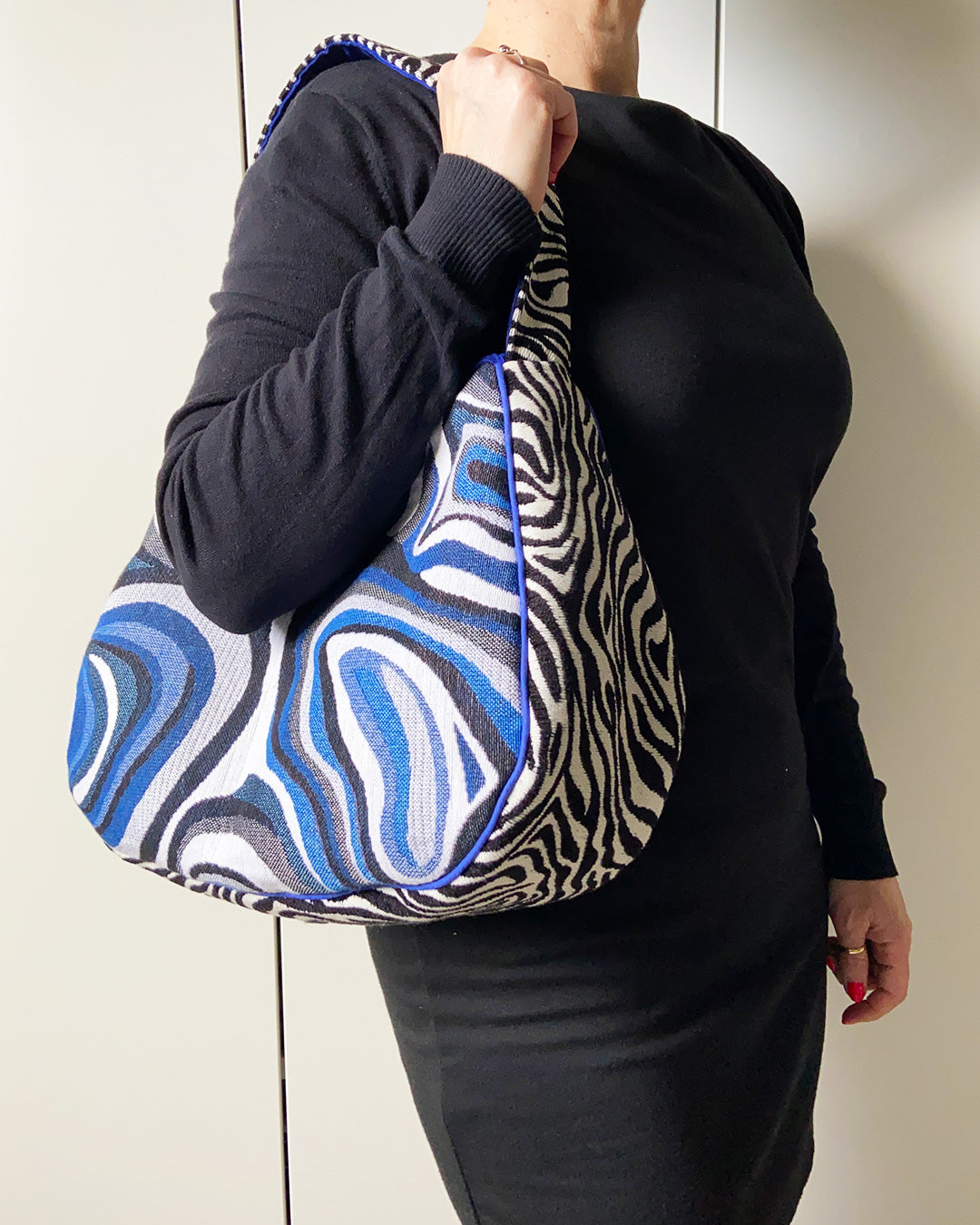 unieke, handgemaakte en stijlvolle schoudertas van PIEKS creations met grafisch patroon in zwart, wit en blauw en zebraprint aan de zijkant - model